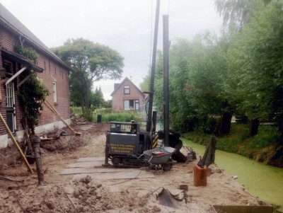 Trillingsarm heien naast een oude boerderij.