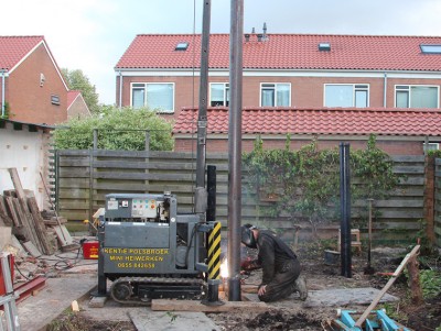 Heiwerk in een achterruin voor de bouw van een schuur.